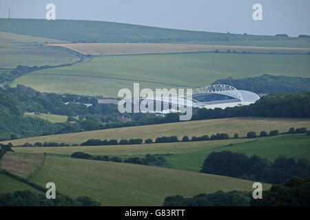 Die Amex Stadion steigt aus den Wiesen und Tiefen in East Sussex, UK Stockfoto