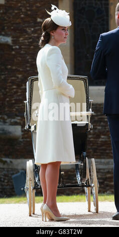 Die Herzogin von Cambridge kommt in der Kirche der heiligen Maria Magdalena in Sandringham, Norfolk, wie Prinzessin Charlotte vor der Königin und nahe Familie getauft werden. Stockfoto