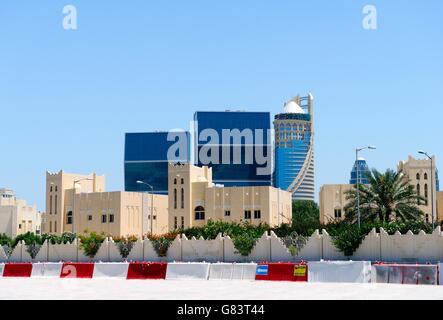 Sich rasch entwickelnden neuen Stadt lusail, Katar. West Bay Lagoon Plaza "zig-zag" wohntürme (l) und der Falcon Turm (r) Stockfoto