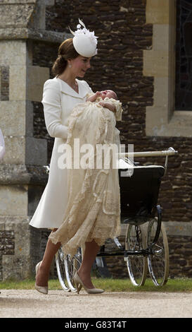 Die Herzogin von Cambridge trägt Prinzessin Charlotte, als sie in der Kirche St. Mary Magdalene in Sandringham, Norfolk, ankommt, da Prinzessin Charlotte vor der Königin und nahen Familie getauft wird. Stockfoto