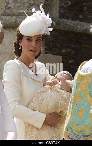 Die Herzogin von Cambridge trägt Prinzessin Charlotte, als sie in der Kirche St. Mary Magdalene in Sandringham, Norfolk, ankommt, da Prinzessin Charlotte vor der Königin und nahen Familie getauft wird. Stockfoto