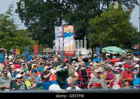 Publikum Musikgenuss beim American Folk Festival 2015, Bangor, ME Stockfoto