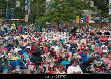 Publikum Musikgenuss beim American Folk Festival 2015, Bangor, ME Stockfoto