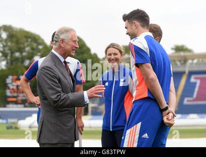 Der Prinz von Wales trifft die englische Cricket-Hauptmann der Frauen Charlotte Edwards und den Bowler James Anderson (rechts) bei einem Besuch im SWALEC Stadium in Cardiff. Stockfoto