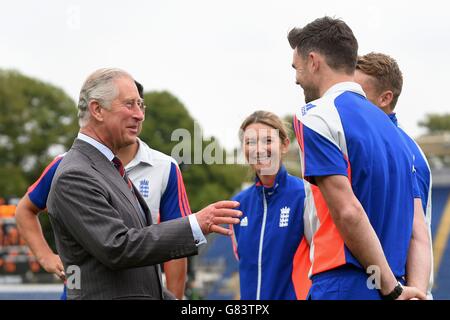 Der Prinz von Wales trifft die englische Cricket-Hauptmann der Frauen Charlotte Edwards und den Bowler James Anderson (rechts) bei einem Besuch im SWALEC Stadium in Cardiff. Stockfoto