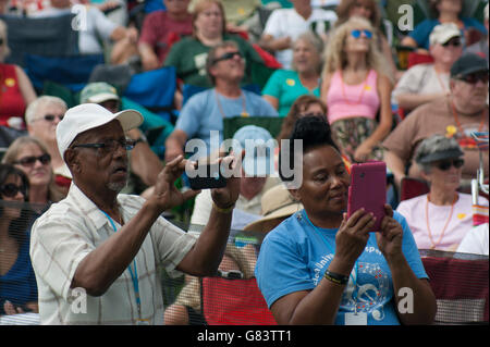 Publikum Musikgenuss beim American Folk Festival 2015, Bangor, Maine Stockfoto