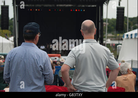 Publikumsmitglieder genießen die sensationelle Royal Lichter Gospel-Gruppe beim American Folk Festival 2015, Bangor, ME Stockfoto