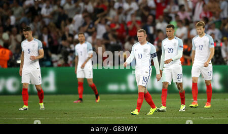 (links nach rechts) Englands Gary Cahill, Kyle Walker, Wayne Rooney, Dele Alli und Eric Dier niedergeschlagen nach Island Score ihren zweiten Treffer in der Runde der 16 Spiel im Stade de Nice, Nizza, Frankreich. Stockfoto