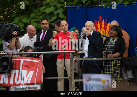 Jeremy Corbyn befasst sich mit die Dynamik-Rallye vor der PLP Misstrauensvotum. Stockfoto