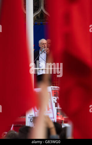 Jeremy Corbyn befasst sich mit die Dynamik-Rallye vor der PLP Misstrauensvotum. Stockfoto