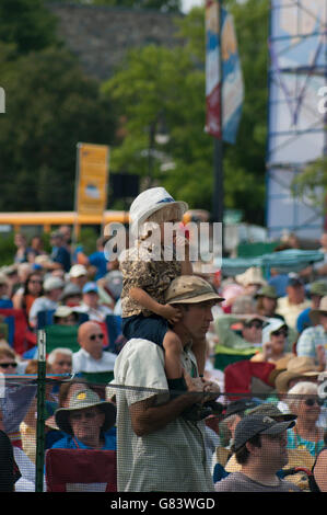 Publikumsmitglieder genießen eine Leistung beim American Folk Festival 2015, Bangor, Maine Stockfoto