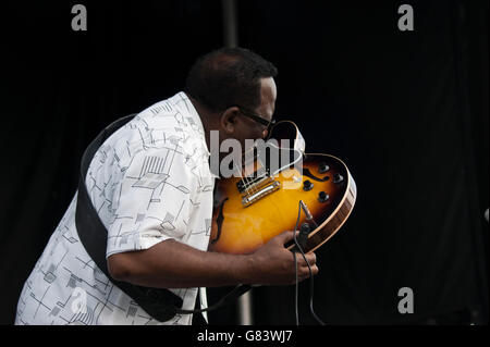 Preston Shannon Gitarre mit seiner Zunge während der Durchführung von Memphis Blues Musik beim American Folk Festival 2015, Bangor, Stockfoto