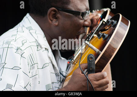 Preston Shannon Gitarre mit seiner Zunge während der Durchführung von Memphis Blues Musik beim American Folk Festival 2015, Bangor, Stockfoto