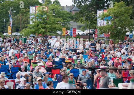 Publikumsmitglieder Musikgenuss beim American Folk Festival 2015, Bangor, ME Stockfoto
