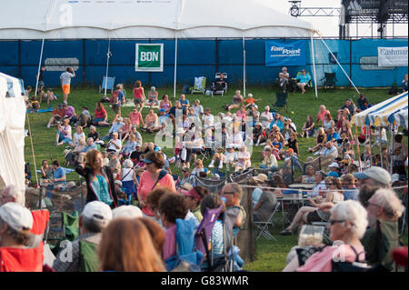 Publikumsmitglieder Musikgenuss beim American Folk Festival 2015, Bangor, ME Stockfoto