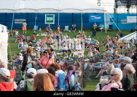 Publikumsmitglieder Musikgenuss beim American Folk Festival 2015, Bangor, ME Stockfoto