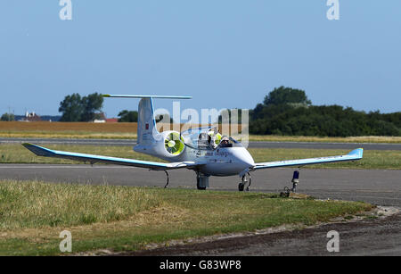 Pilot Didier Esteyne feiert nach der Landung des E-Fan-Elektroflugzeugs nach seiner erfolgreichen Überquerung des Kanals vom Lydd Airport in Kent. Stockfoto