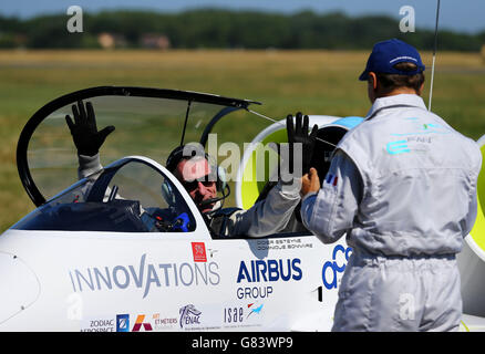 Pilot Didier Esteyne feiert nach der Landung des E-Fan-Elektroflugzeugs nach seiner erfolgreichen Überquerung des Kanals vom Lydd Airport in Kent. Stockfoto