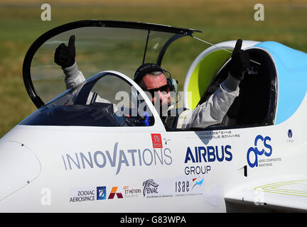 Pilot Didier Esteyne feiert nach der Landung des E-Fan-Elektroflugzeugs nach seiner erfolgreichen Überquerung des Kanals vom Lydd Airport in Kent. Stockfoto