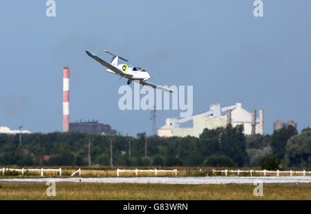 EDS-HINWEIS: HEAT HAZE Pilot Didier Esteyne landet nach seiner erfolgreichen Überquerung des Kanals vom Lydd Airport in Kent das E-Fan-Elektroflugzeug in Calais, Frankreich. Stockfoto