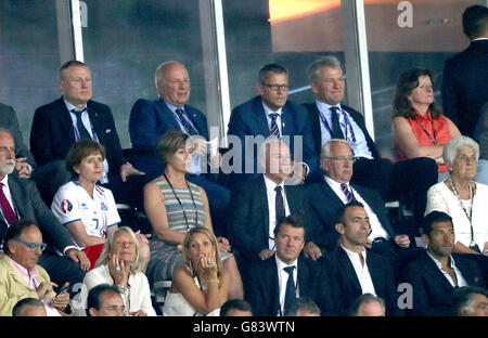 (links nach rechts) FA Vorsitzender Greg Dyke, FA Vorstandsvorsitzender Martin Glenn und David Gill auf der Tribüne in der Runde der 16 Spiel im Stade de Nice, Nizza, Frankreich. Stockfoto