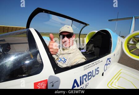 Pilot Didier Esteyne nach der Landung des E-Fan-Elektroflugzeugs in Calais, Frankreich, nach seiner erfolgreichen Überquerung des Kanals vom Lydd Airport in Kent. Stockfoto