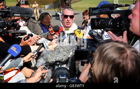 Pilot Didier Esteyne nach der Landung des E-Fan-Elektroflugzeugs in Calais, Frankreich, nach seiner erfolgreichen Überquerung des Kanals vom Lydd Airport in Kent. Stockfoto