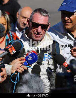 Pilot Didier Esteyne nach der Landung des E-Fan-Elektroflugzeugs in Calais, Frankreich, nach seiner erfolgreichen Überquerung des Kanals vom Lydd Airport in Kent. Stockfoto