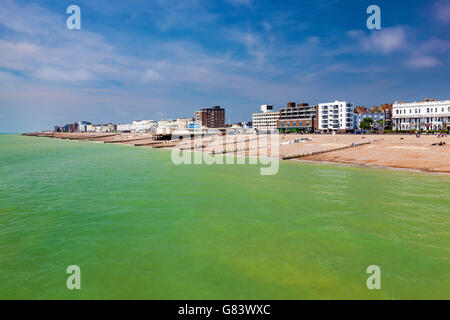 Der Strand von der Pier in Worthing West Sussex England UK Europa aus gesehen Stockfoto