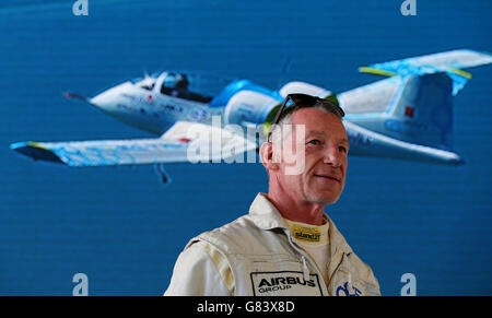 Pilot Didier Esteyne spricht mit den Medien während einer Pressekonferenz nach der Landung des E-Fan Elektroflugzeugs auf dem Flughafen Calais in Frankreich, nach seiner erfolgreichen Überquerung des Kanals vom Lydd Flughafen in Kent. Stockfoto