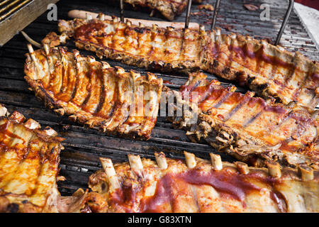 Leckere Fleisch-Rippen auf dem Grill geröstet hautnah Stockfoto