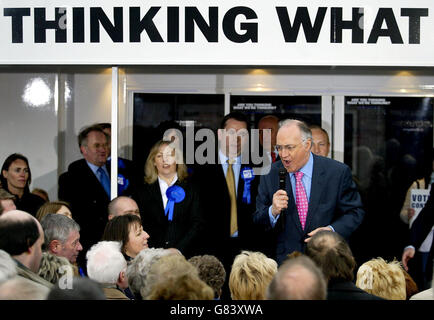 Der konservative Führer Michael Howard über den Stumpf, der vor dem Reebok-Stadion kämpft. Stockfoto