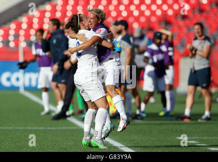 Die Engländerin Lucy Bronze feiert mit Jordan Nobbs, nachdem sie während der FIFA Frauen-Weltmeisterschaft Kanada 2015 ein Tor erzielt hat.das Spiel der 16. Runde zwischen Norwegen und England im Lansdowne Stadium in Ottawa, Ontario, Kanada. Stockfoto