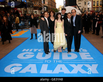 (Von links nach rechts) die Darsteller Sam Rockwell, Anna Chancellor, Zooey Deschanel, Stephen Fry, Martin Freeman und Bill Nighthy kommen an. Stockfoto