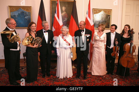 Königin Elizabeth II., der Herzog von Edinburgh, Bundespräsident Joachim Gauck (3. Links) und Daniela Schadt (4. Rechts) treffen die Band vor einem Staatsbankett im Schloss Bellevue in Berlin, am ersten vollen Tag eines viertägigen Deutschlandbesuchs. Stockfoto