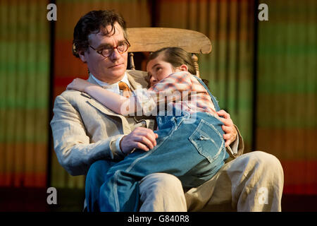 Produktionsfoto Anruf für einen Mockingbird töten. Robert Sean (L) als Atticus Finch und Ava Potter als Scout spielen ihre Rollen in einem Photo-Call für die "To Kill a Mockingbird. Das Stück läuft vom 24. Juni bis 25. Juli 2015 im Barbican. Barbican Theatre, London. Juni 2015. Daniel Leal-Olivas/PA Showbiz Stockfoto