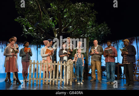 Produktionsfoto Anruf für einen Mockingbird töten. Mitglieder der Besetzung spielen in einer Fotozelle für die "To Kill a Mockingbird. Das Stück läuft vom 24. Juni bis 25. Juli 2015 im Barbican. Barbican Theatre, London. Juni 2015. Daniel Leal-Olivas/PA Showbiz Stockfoto