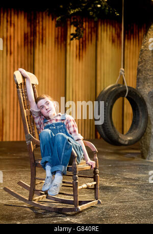 Produktionsfoto Anruf für einen Mockingbird töten. AVA Potter als Scout führt in einem Foto-Call für die "To Kill a Mockingbird. Das Stück läuft vom 24. Juni bis 25. Juli 2015 im Barbican. Barbican Theatre, London. Juni 2015. Daniel Leal-Olivas/PA Showbiz Stockfoto