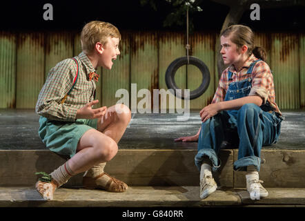 Produktionsfoto Anruf für einen Mockingbird töten. Connor brandish als Dill (L) und Ava Potter als Scout spielen ihre Rollen in einem Photo-Call für die "To Kill a Mockingbird. Das Stück läuft vom 24. Juni bis 25. Juli 2015 im Barbican. Barbican Theatre, London. Juni 2015. Daniel Leal-Olivas/PA Showbiz Stockfoto