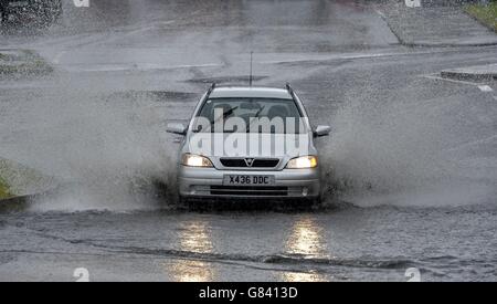 Ein Auto, das als schwerer Sturm durch Hochwasser fährt, passiert Cullercoats in Nordostengland. Stockfoto