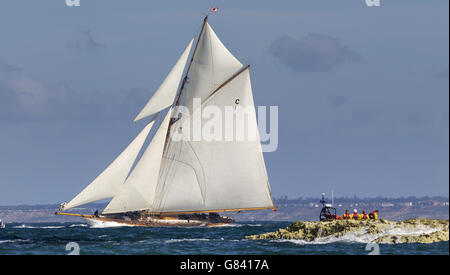 Eine Yacht passiert die Felsen an den Needles während des 84. J.P.Morgan Asset Management Round the Island Race. Die 50 Seemeilen lange Umrundung der Isle of Wight beginnt und endet vor Cowes, als 16,000 professionelle und Amateur-Segler an Bord von 1,600 Booten um den Gold Roman Bowl kämpfen. Stockfoto