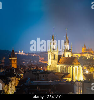 Nacht Stadtbild von Prag, Tschechische Republik. Berühmten alten Rathaus, Kirche der Gottesmutter vor Tyn, St. Vitus Cathedral Stockfoto
