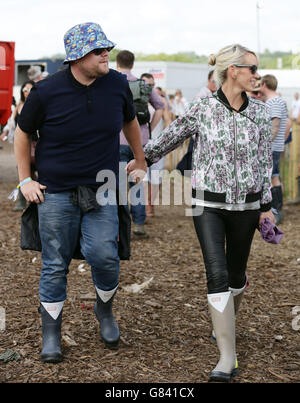 James Corden und seine Frau Julia Carey backstage beim Glastonbury Festival, auf der Worthy Farm in Somerset. Stockfoto