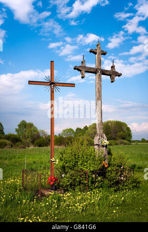 Christliche Kreuze in einem grünen Feld Stockfoto