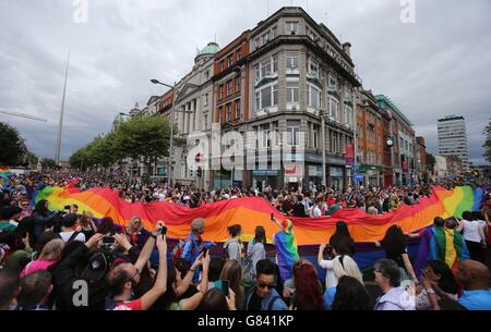 Teilnehmer an der O'Connell Street in Dublin, während sie an der Dublin LGBTQ Parade teilnehmen. Stockfoto