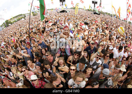 Die Menge, die George Ezra auf der Pyramid Stage beim Glastonbury Festival auf der Worthy Farm in Somerset auftrat. Stockfoto