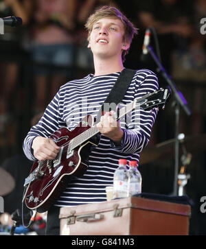 Glastonbury Festival 2015 - Tag 2. George Ezra tritt auf der Pyramid-Bühne beim Glastonbury Festival auf der Worthy Farm in Somerset auf. Stockfoto