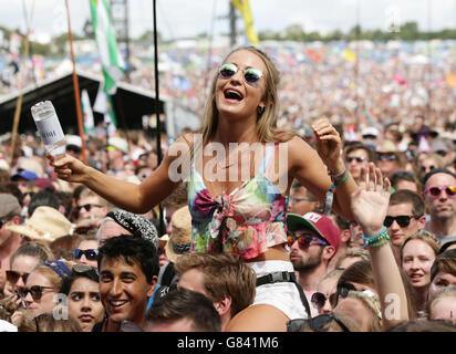 Die Menge, die George Ezra auf der Pyramid Stage beim Glastonbury Festival auf der Worthy Farm in Somerset auftrat. Stockfoto