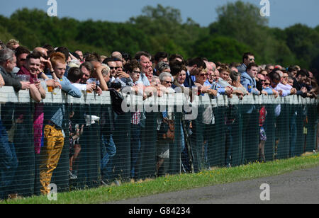 Pferderennen - John Smith's Northumberland Plate Day - Newcastle Racecourse. Rennfahrer genießen die Sonne während des Northumberland Plate Day von John Smith auf der Rennbahn von Newcastle. Stockfoto