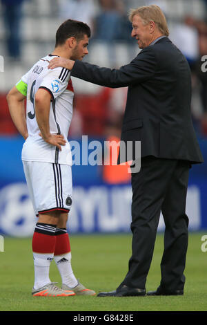 Fußball - UEFA U-21-Europameisterschaft - Halbfinale - Portugal gegen Deutschland - Andruv-Stadion. Deutschland-Cheftrainer Horst Hrubesch (rechts) tröstet den deutschen Kevin Volland nach der Niederlage. Stockfoto